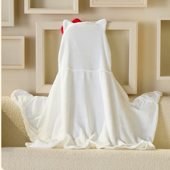 Hello Kitty Hooded Throw - Picture 2 of 5